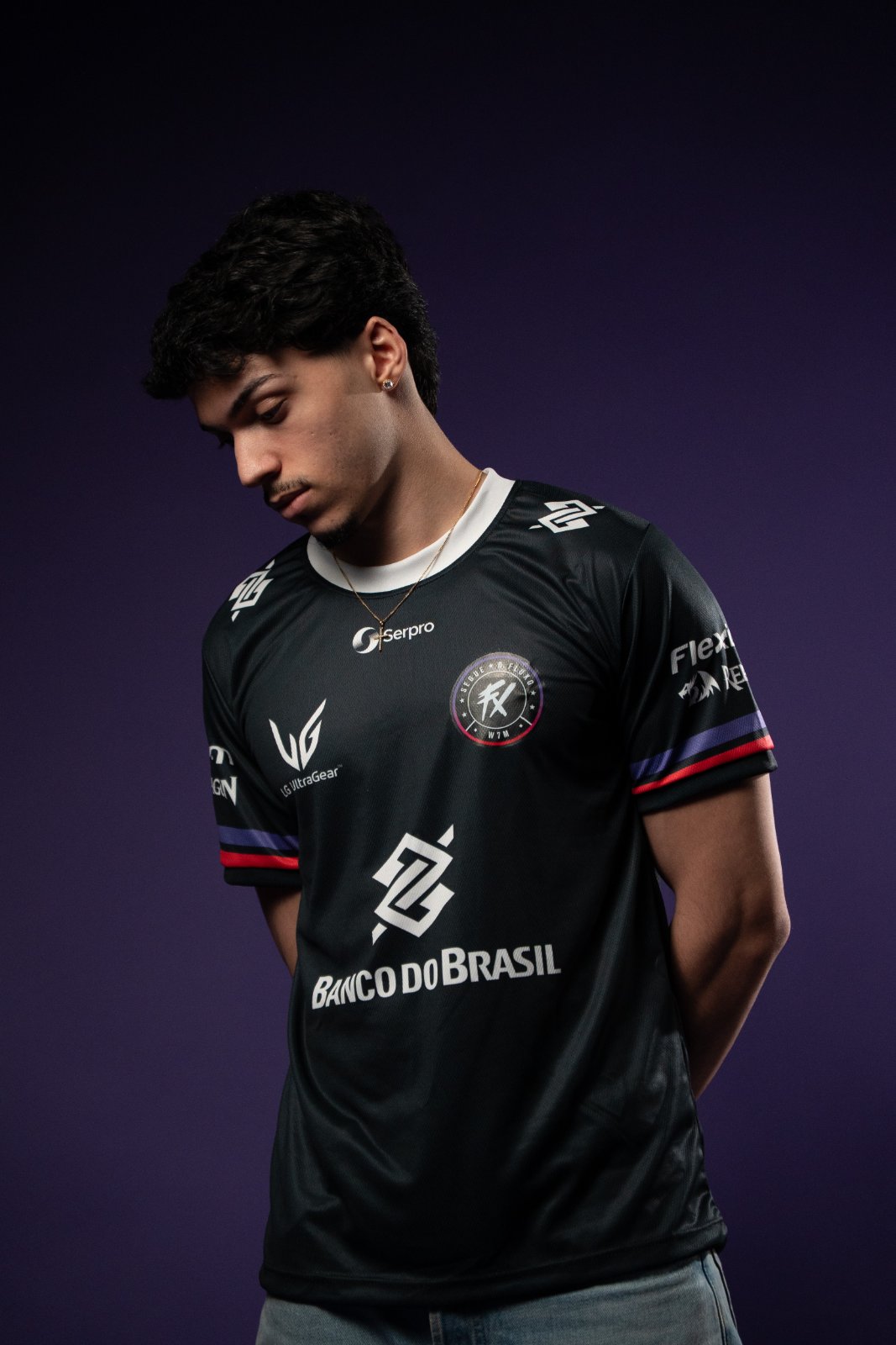 Nuti de camisa de time, olhando para baixo, em fundo roxo escuro